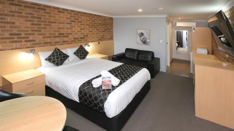 Tenterfield Accommodation Executive Queen Room 3 1920x1080